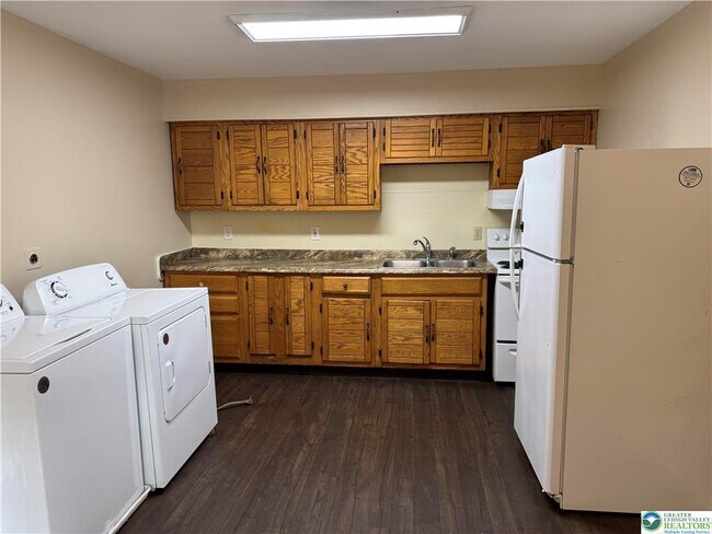 Building Photo - 1538 E 8th St