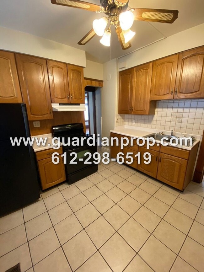 Building Photo - House Close to U of M Available Now, Hardw...