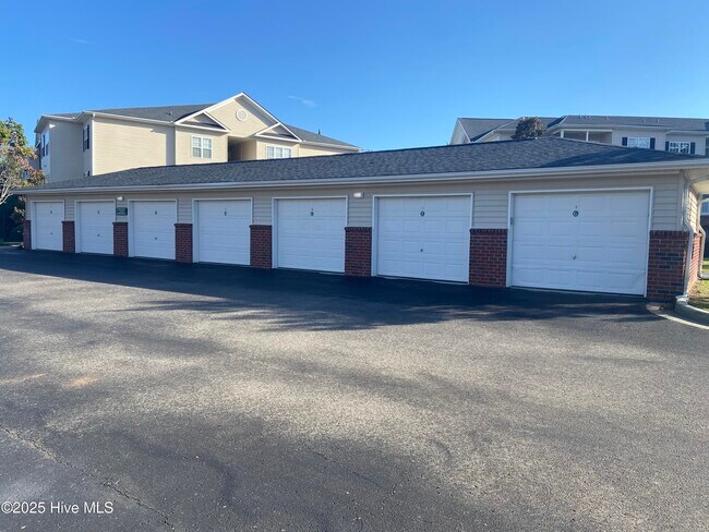 Building Photo - 2801 Bloomfield Ln