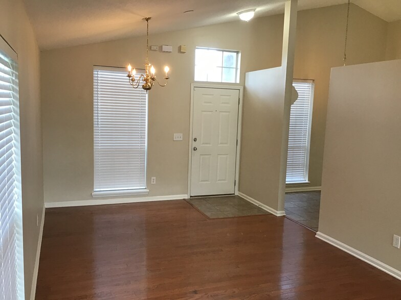 Building Photo - 1530 Roseberry Ct