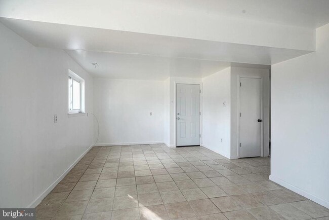 Building Photo - 220 College Dr