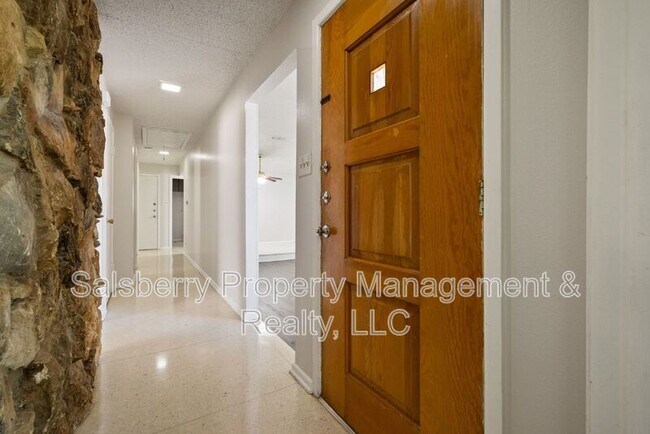 Building Photo - 4913 Westlake Dr