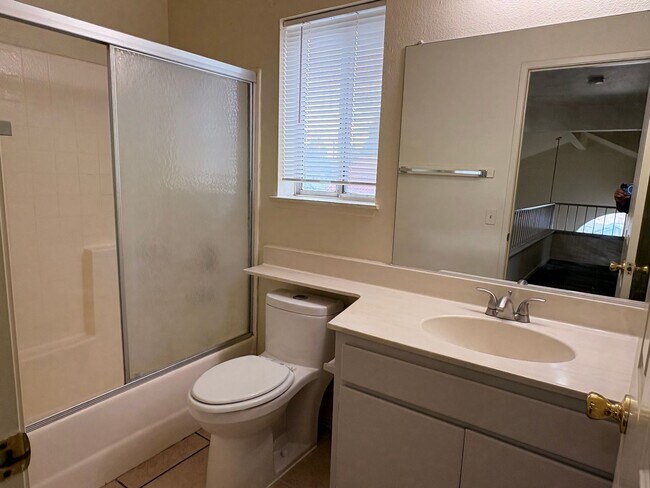 Building Photo - 4 Bed, 2.5 Bath in Rialto!