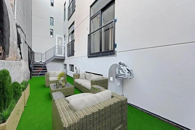 Building Photo - Furnished room/NOT APARTMENT