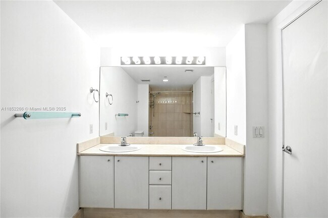 Building Photo - 2475 Brickell Ave