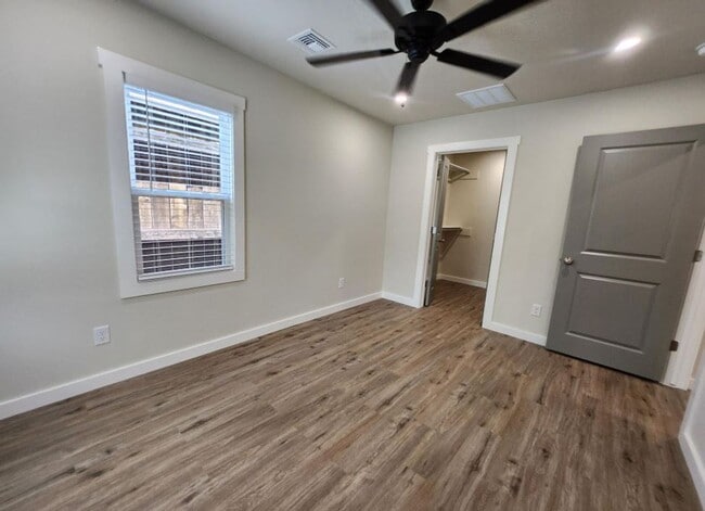 Building Photo - FOR LEASE!!