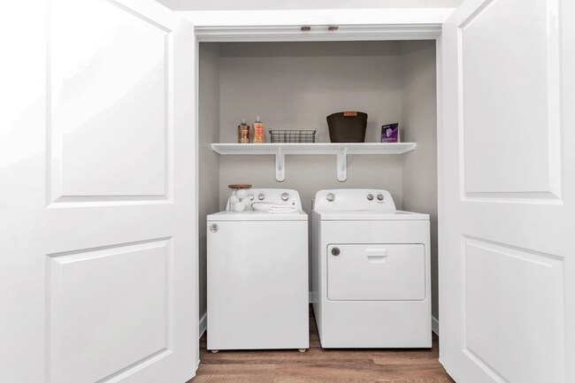 Building Photo - 2 Bed for $1,845 + 2 Months Free & $500 Lo...