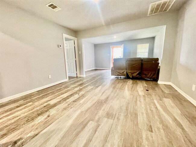 Building Photo - 6803 Bloom Dr