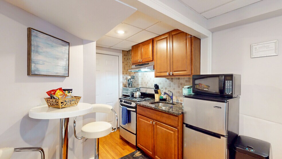 Building Photo - 1029 Beacon St