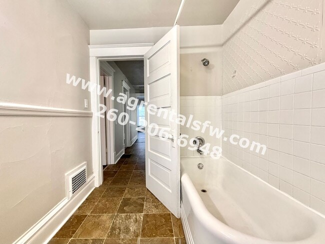 Building Photo - 4 bedroom house