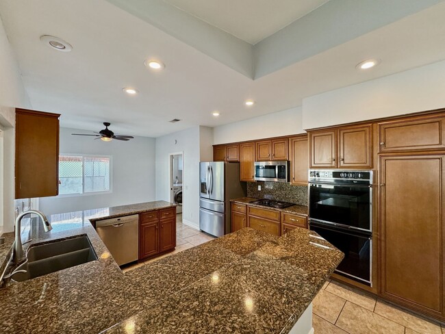 Building Photo - Stunning 4B/2BA House in San Marcos!