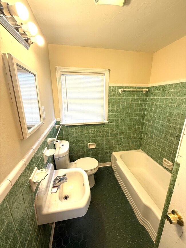 Building Photo - ** 3 bed 1 bath located in Druid Hills ** ...