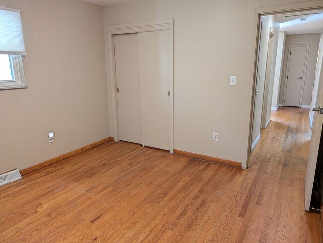 Building Photo - AVAILABLE NOW! Spacious 3 Bed / 2.5 Bath Home in Washington Twp with Basement!