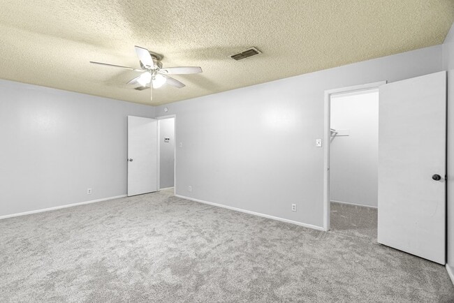 Building Photo - 2405 Emerson Ct