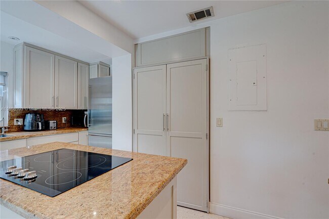 Building Photo - 228 SW 31st Rd