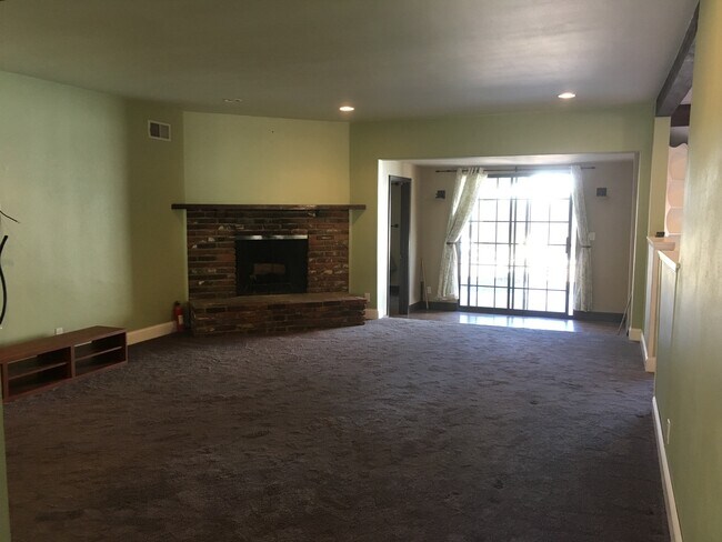 Building Photo - Spacious three bedroom one and half bath house in Sunland!