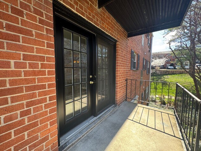 Building Photo - Spacious 1 Bed 1 Bath Condo With Balcony In Mayflower Square