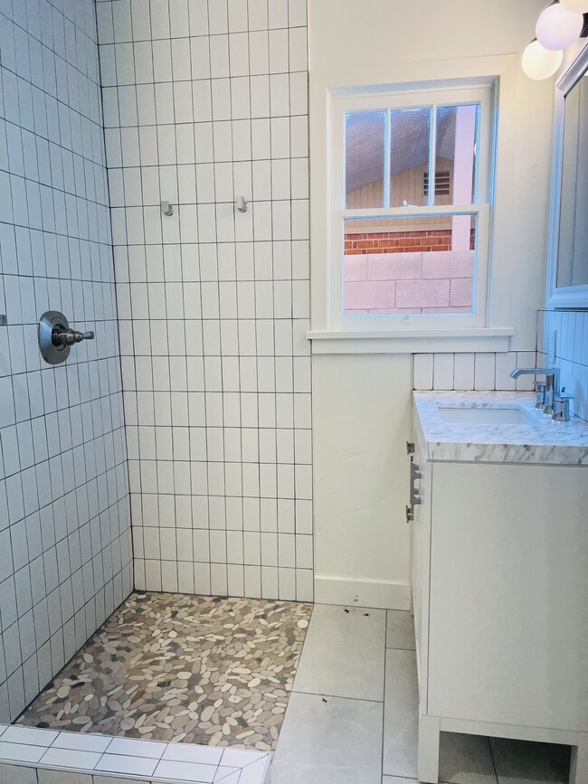 Building Photo - 514 W Turney Ave