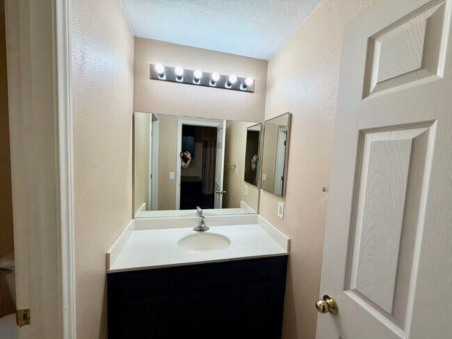 Building Photo - 6068 Laughing Creek St