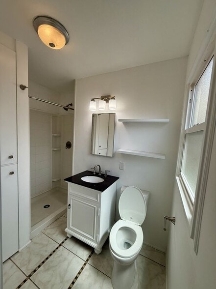 Building Photo - 716 S Walnut Ave