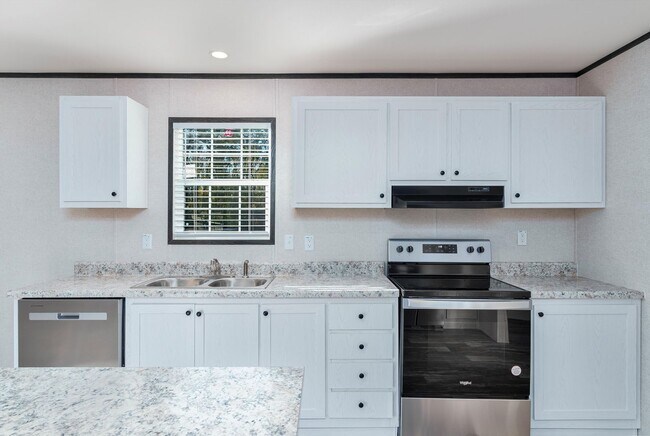 Building Photo - Huge 5 Bedroom 3 Bathroom Hastings Home Located w/ 1 Acre