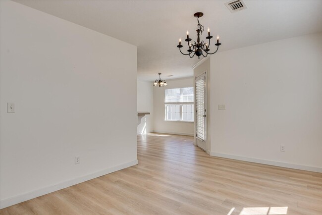 Building Photo - 909 Watsonia Dr