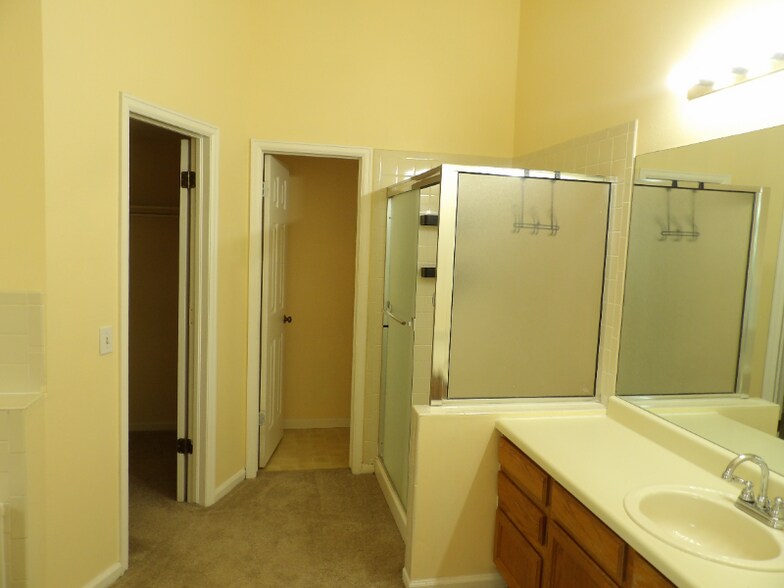 Building Photo - 3830 Gingham Way