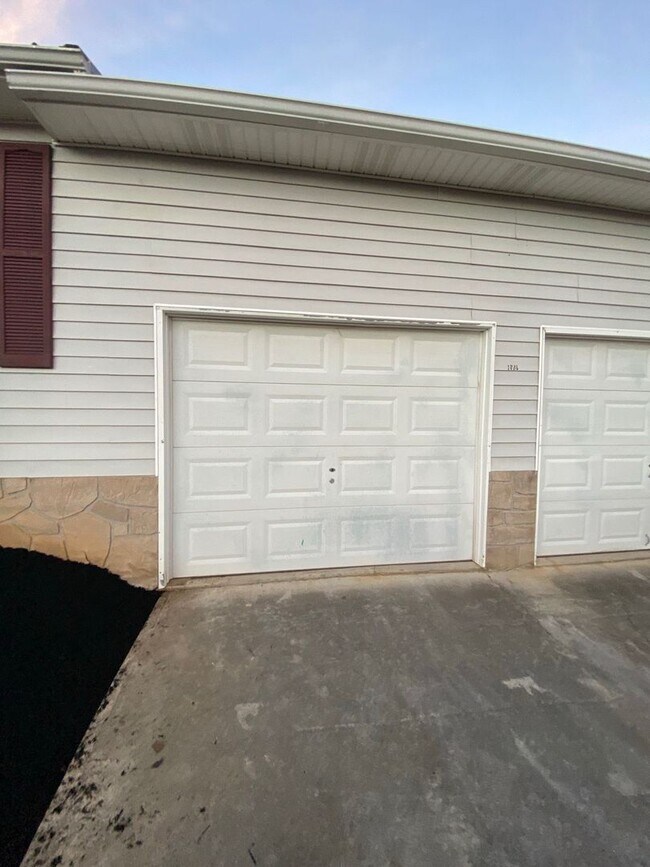 Building Photo - Now accepting applications for a 2 bedroom...