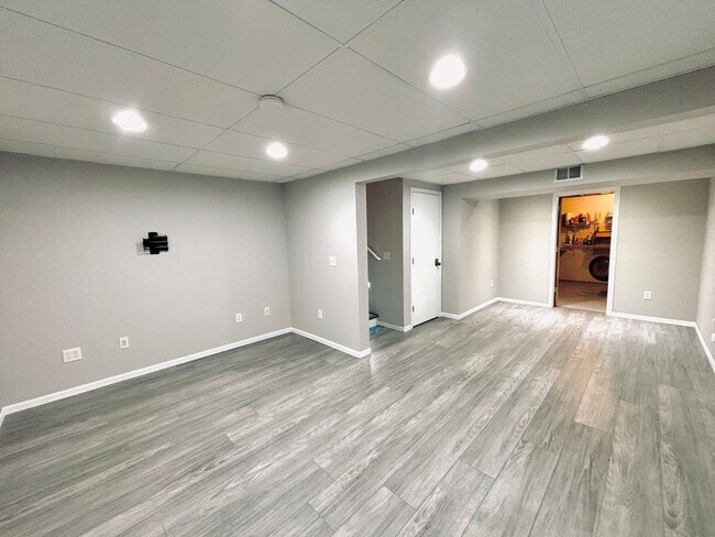 Building Photo - Stunning 4bed 2bath Home, With a Fully Fenced Yard.