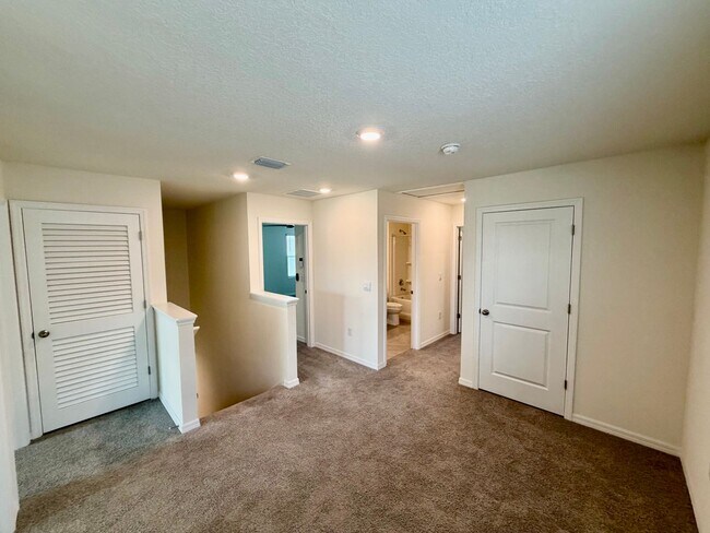 Building Photo - Beautiful Home in Newberry, FL – Spacious, Modern, and Peaceful Living