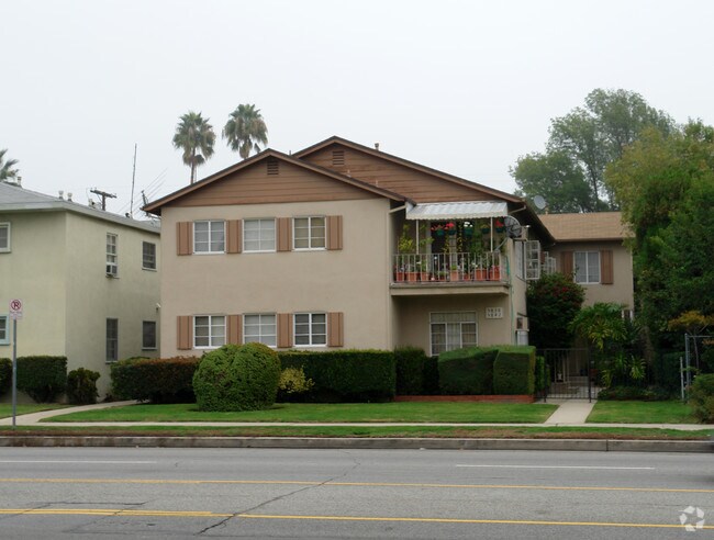 Building Photo - 5838-5842 Woodman Ave