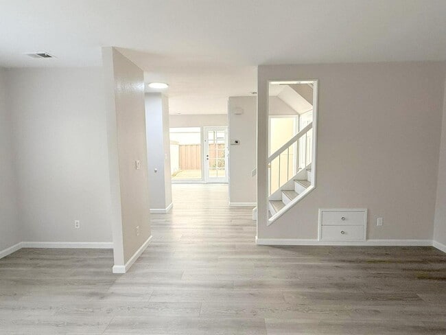 Building Photo - Excellent Location! Near BART, Downtown! Main Chance Estates Townhouse