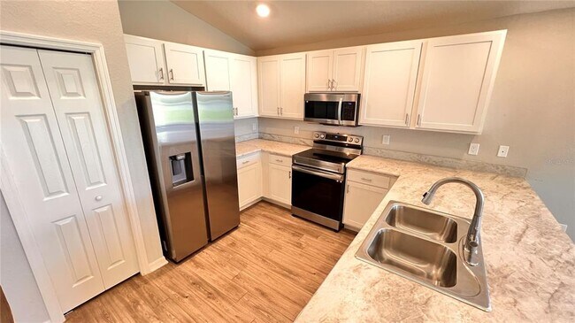 Building Photo - 1097 SILAS St