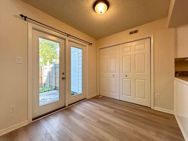 Building Photo - 6817 El Greco Ct