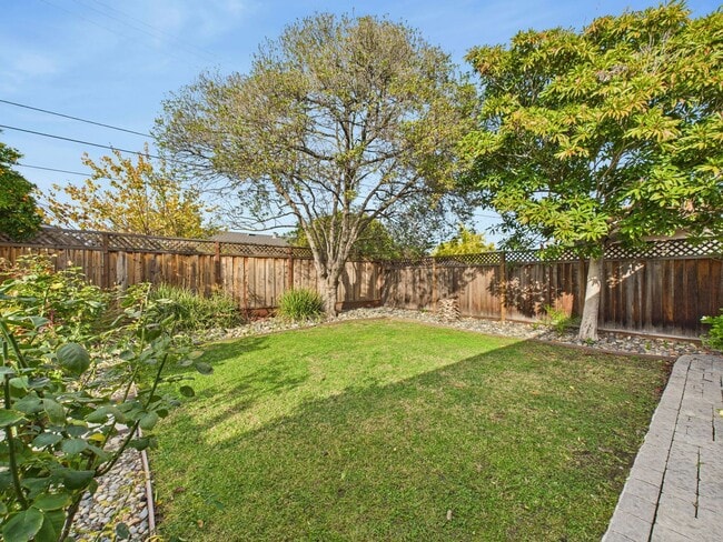 Building Photo - Stunning Turnkey Home in Cambrian!