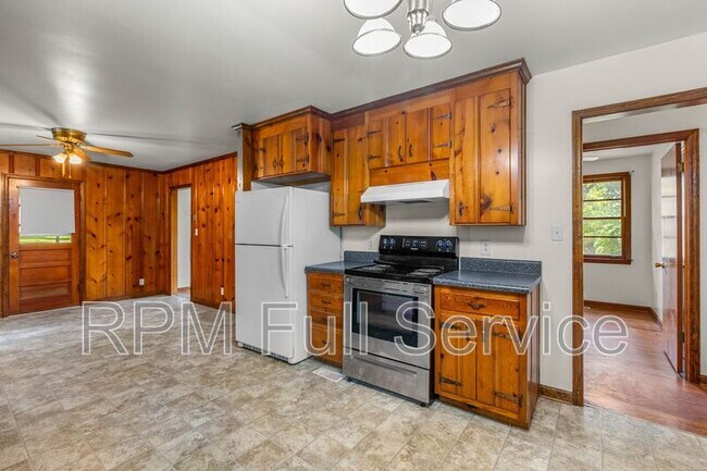 Building Photo - 570 Carol Dr