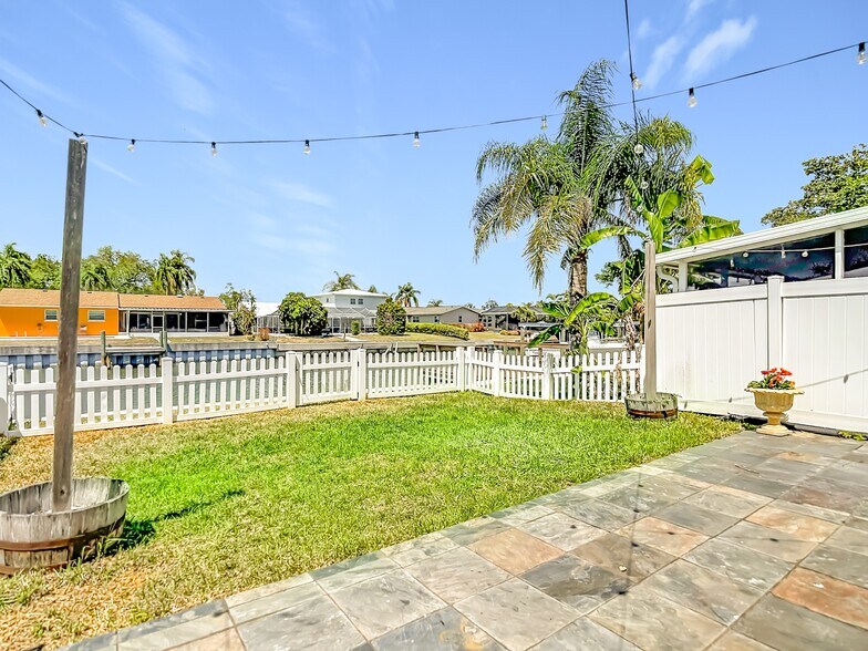 Building Photo - 8733 Bay Pointe Dr