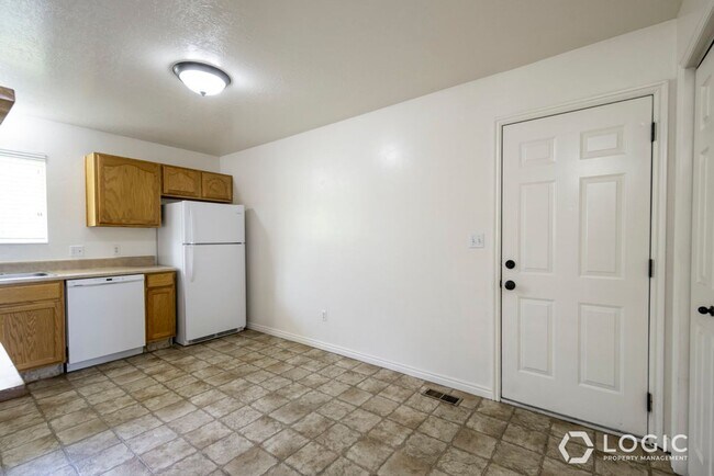 Building Photo - 934 E 500 N