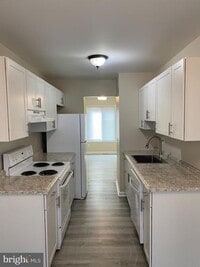 Building Photo - 2804 Cambridge Dr