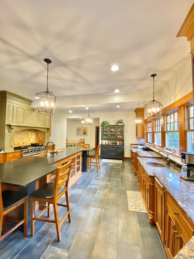 Building Photo - 3085 Fairmount Blvd