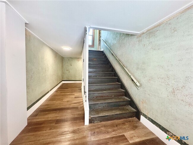 Building Photo - 123 W May St