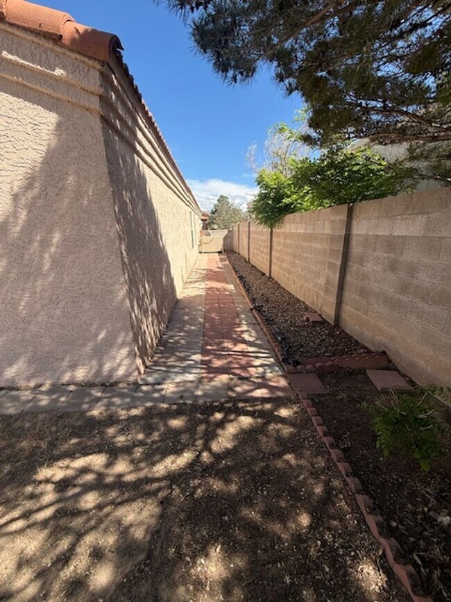 Building Photo - Charming and functional 3-Bedroom 2-Bath near Kirtland Air force base