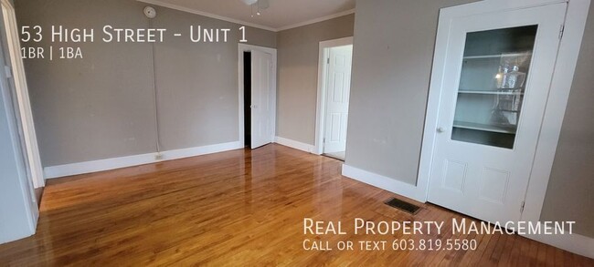 Building Photo - Spacious 1 Bedroom Apartment Near Downtown...