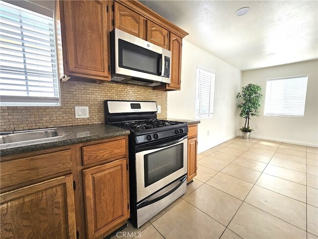 Building Photo - 654 W 21st St