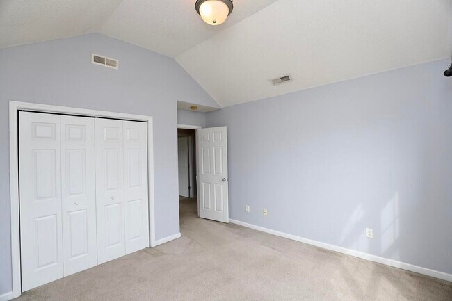 Building Photo - 60 Vinca Ct