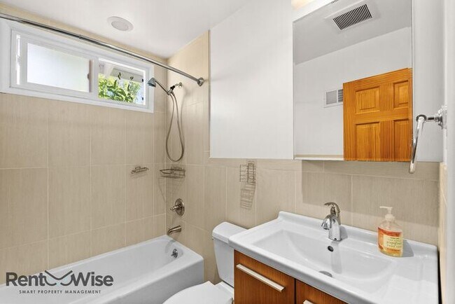 Building Photo - 1120 Oakwood Dr