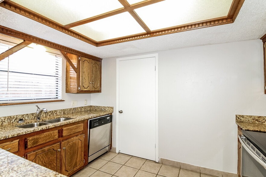 Building Photo - 1353 Oswego Dr