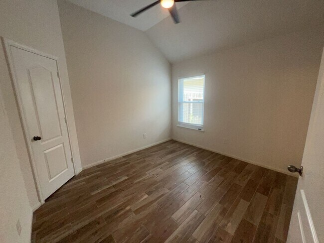Building Photo - 3443 Rainshore Dr
