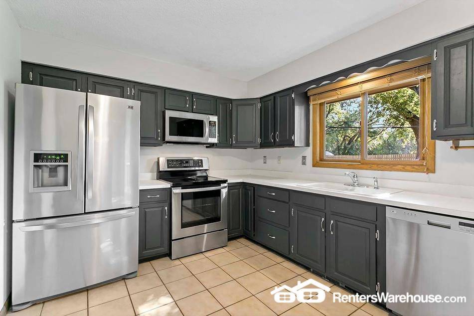 Building Photo - 3004 Pine Ridge Dr