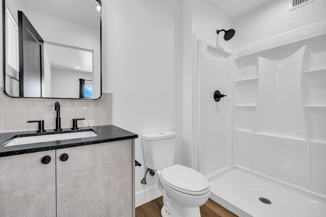 Building Photo - 6 Bedroom/4 Bath - Fully Remodeled